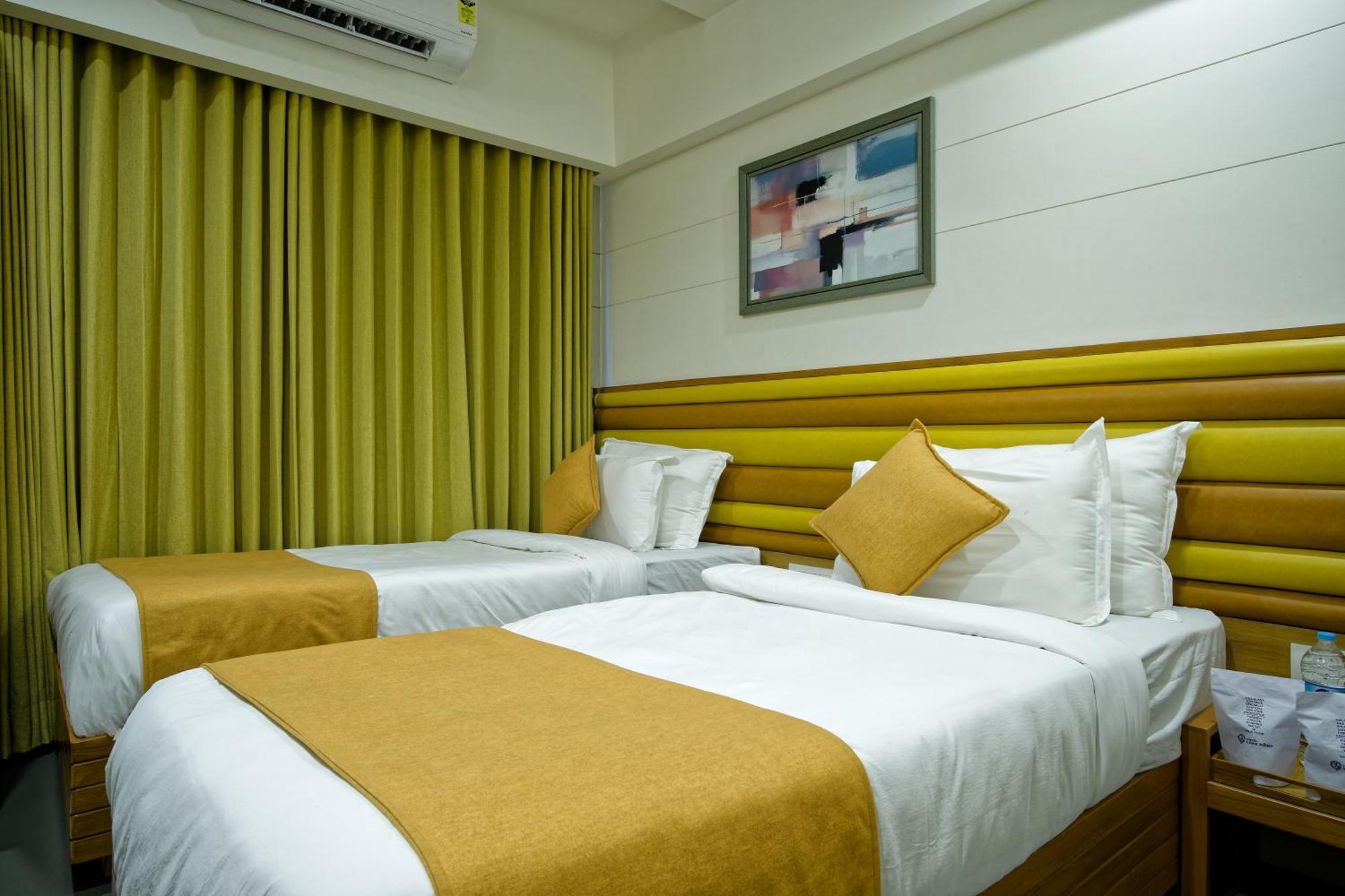 Hotel Lake Point 아흐메다바드 외부 사진