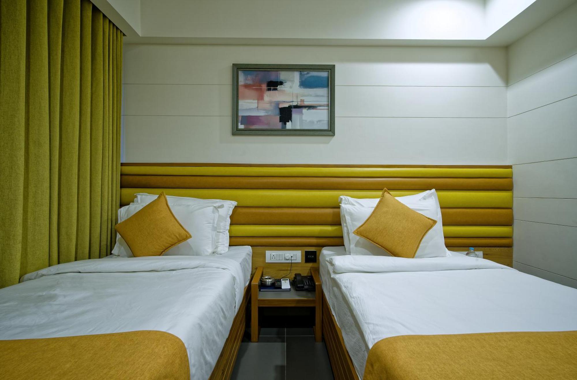 Hotel Lake Point 아흐메다바드 외부 사진