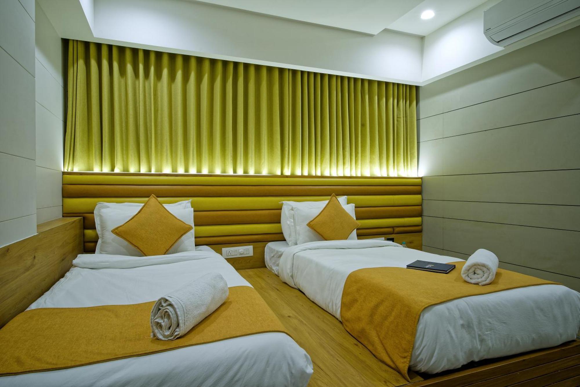 Hotel Lake Point 아흐메다바드 외부 사진
