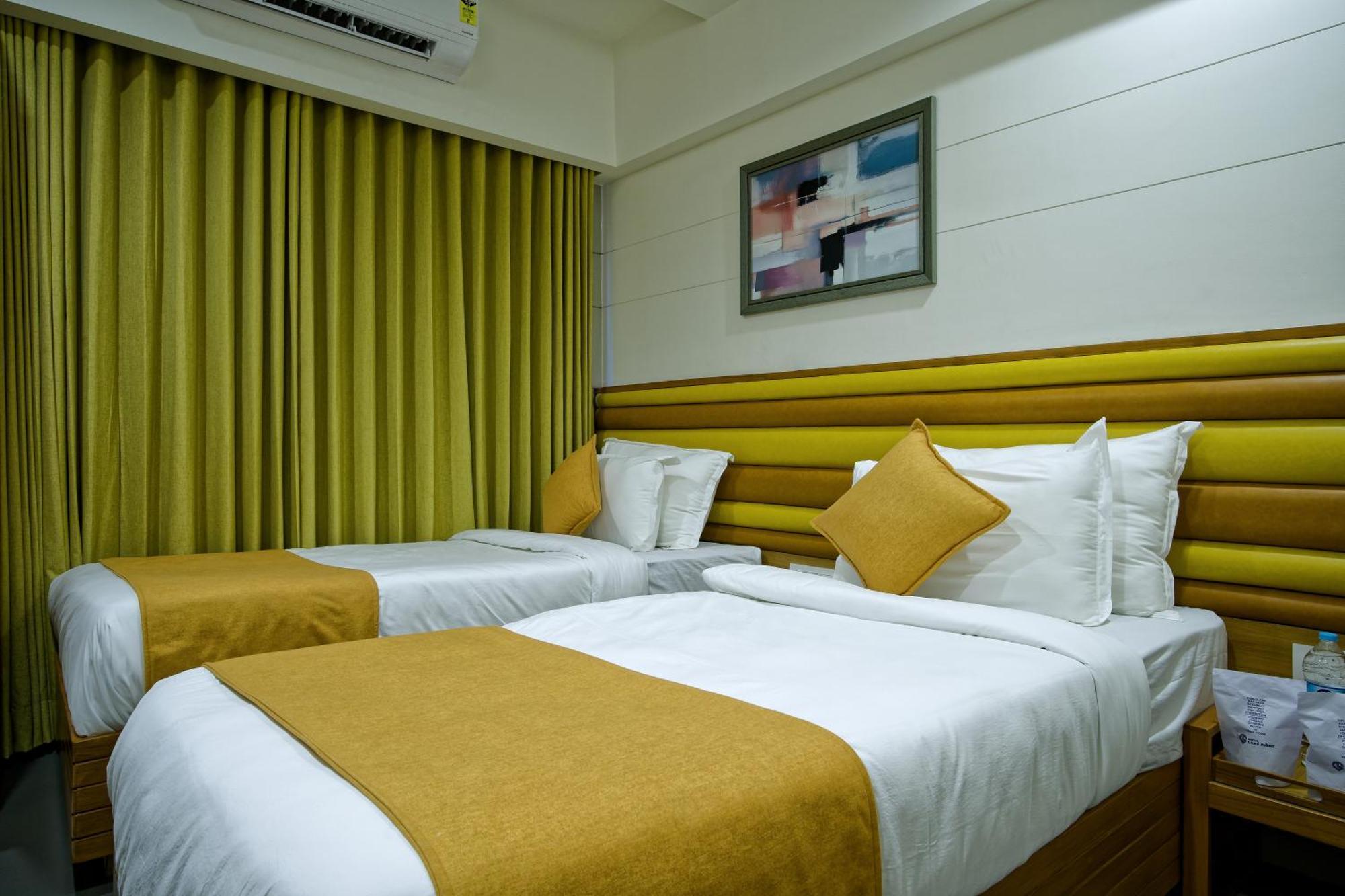 Hotel Lake Point 아흐메다바드 외부 사진