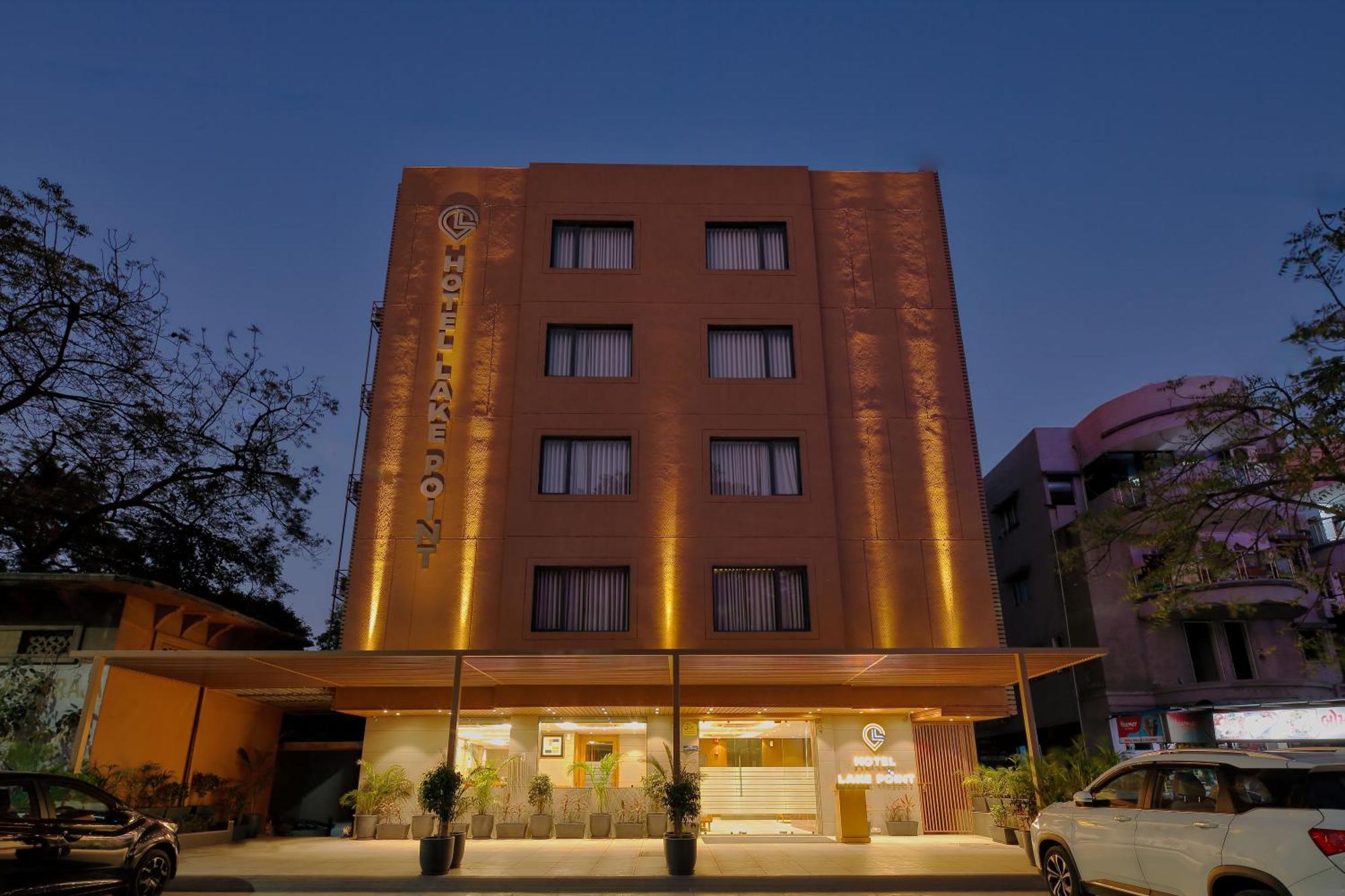 Hotel Lake Point 아흐메다바드 외부 사진
