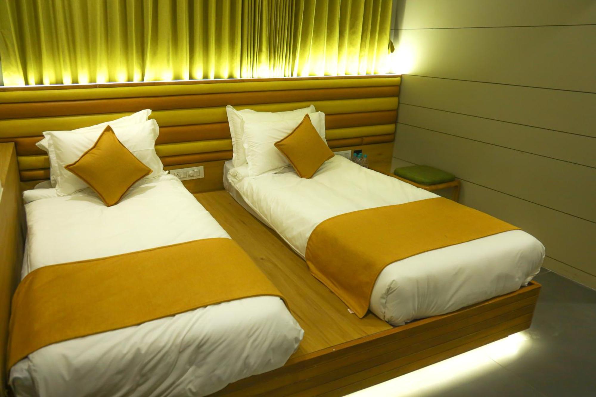 Hotel Lake Point 아흐메다바드 외부 사진