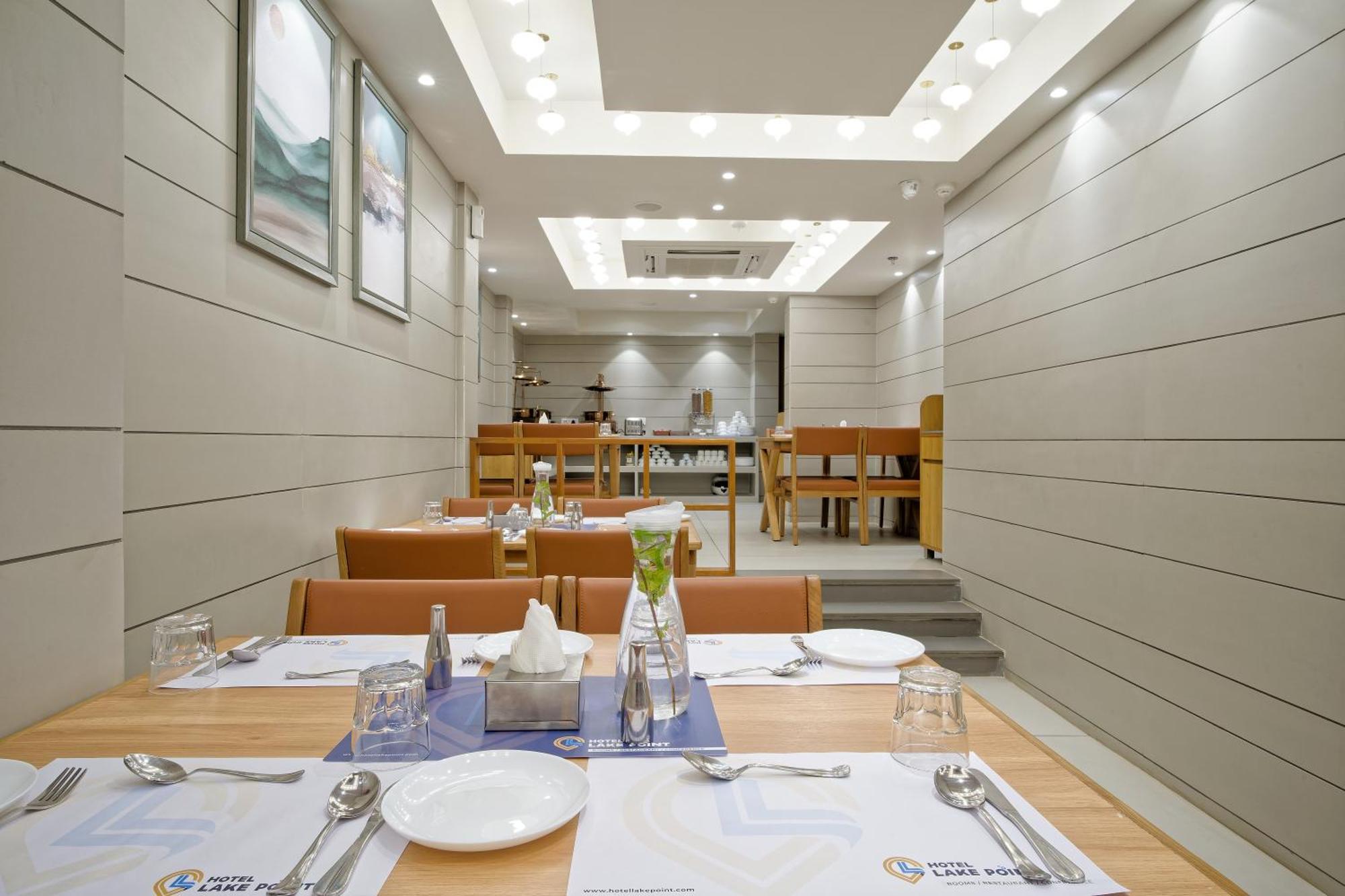 Hotel Lake Point 아흐메다바드 외부 사진