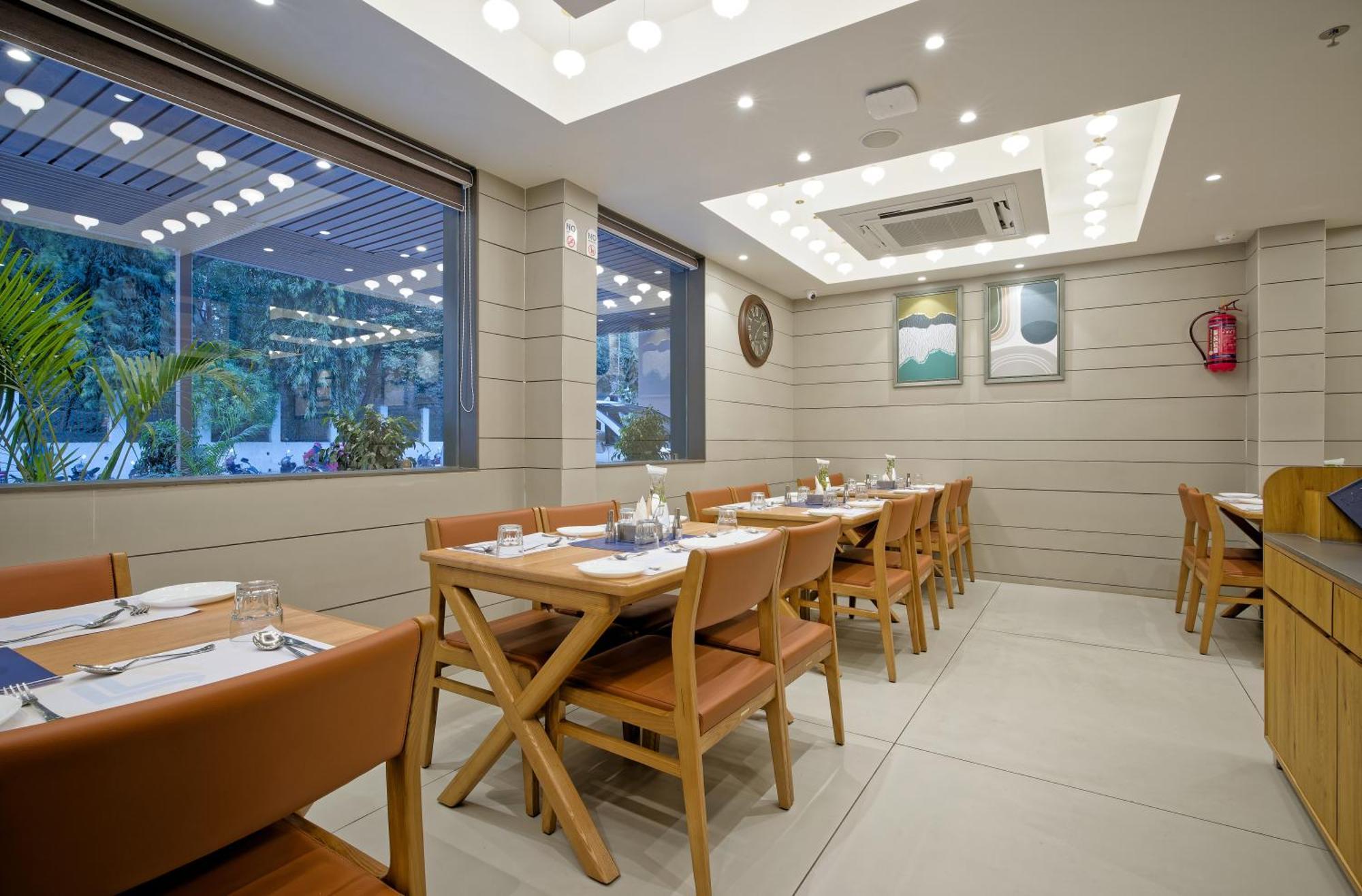 Hotel Lake Point 아흐메다바드 외부 사진