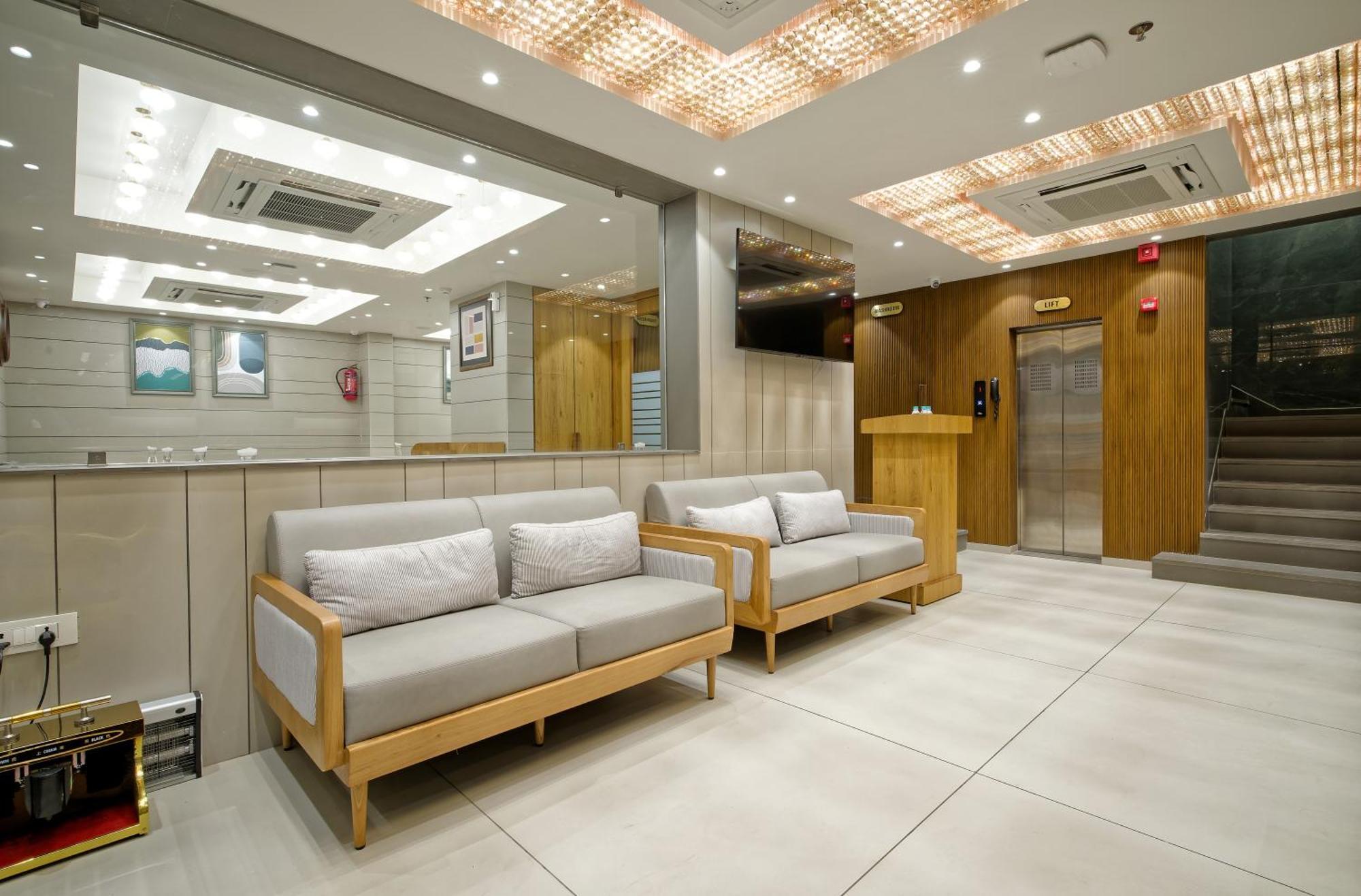 Hotel Lake Point 아흐메다바드 외부 사진