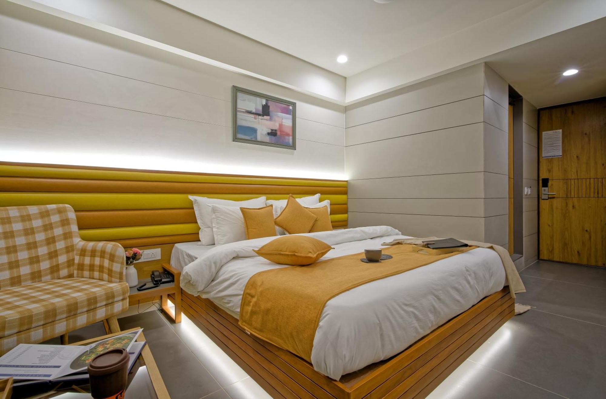 Hotel Lake Point 아흐메다바드 외부 사진