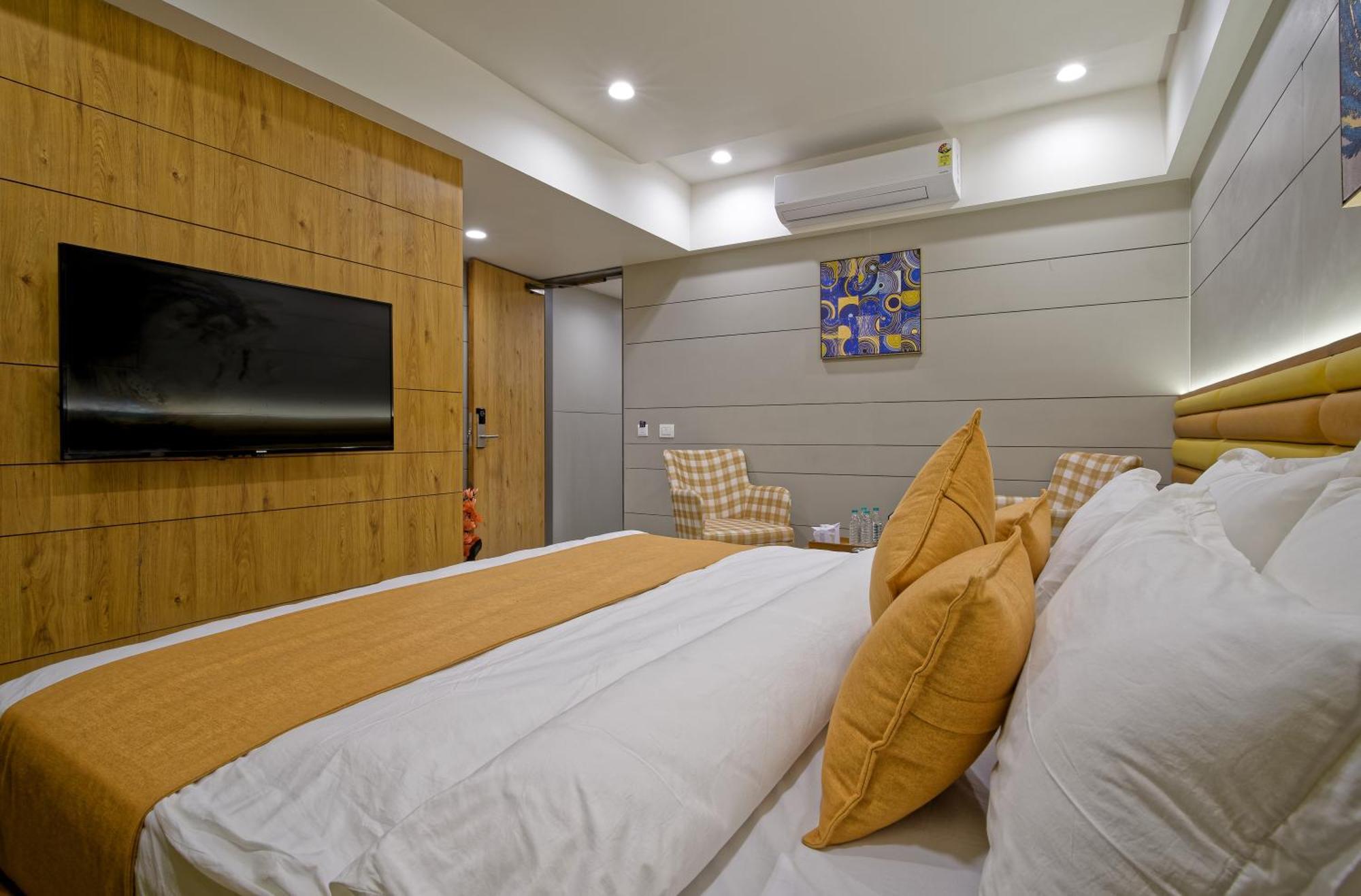 Hotel Lake Point 아흐메다바드 외부 사진
