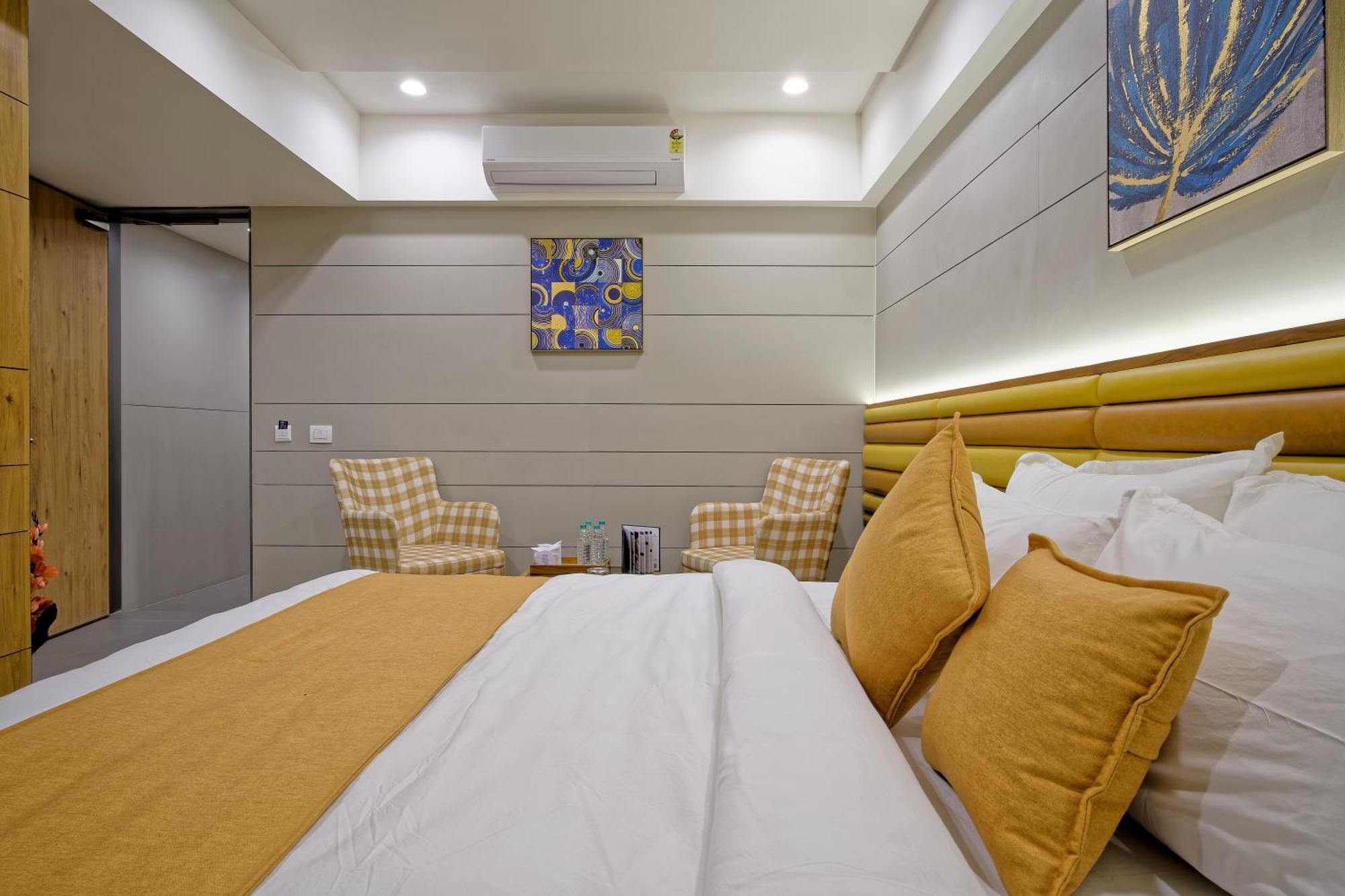 Hotel Lake Point 아흐메다바드 외부 사진
