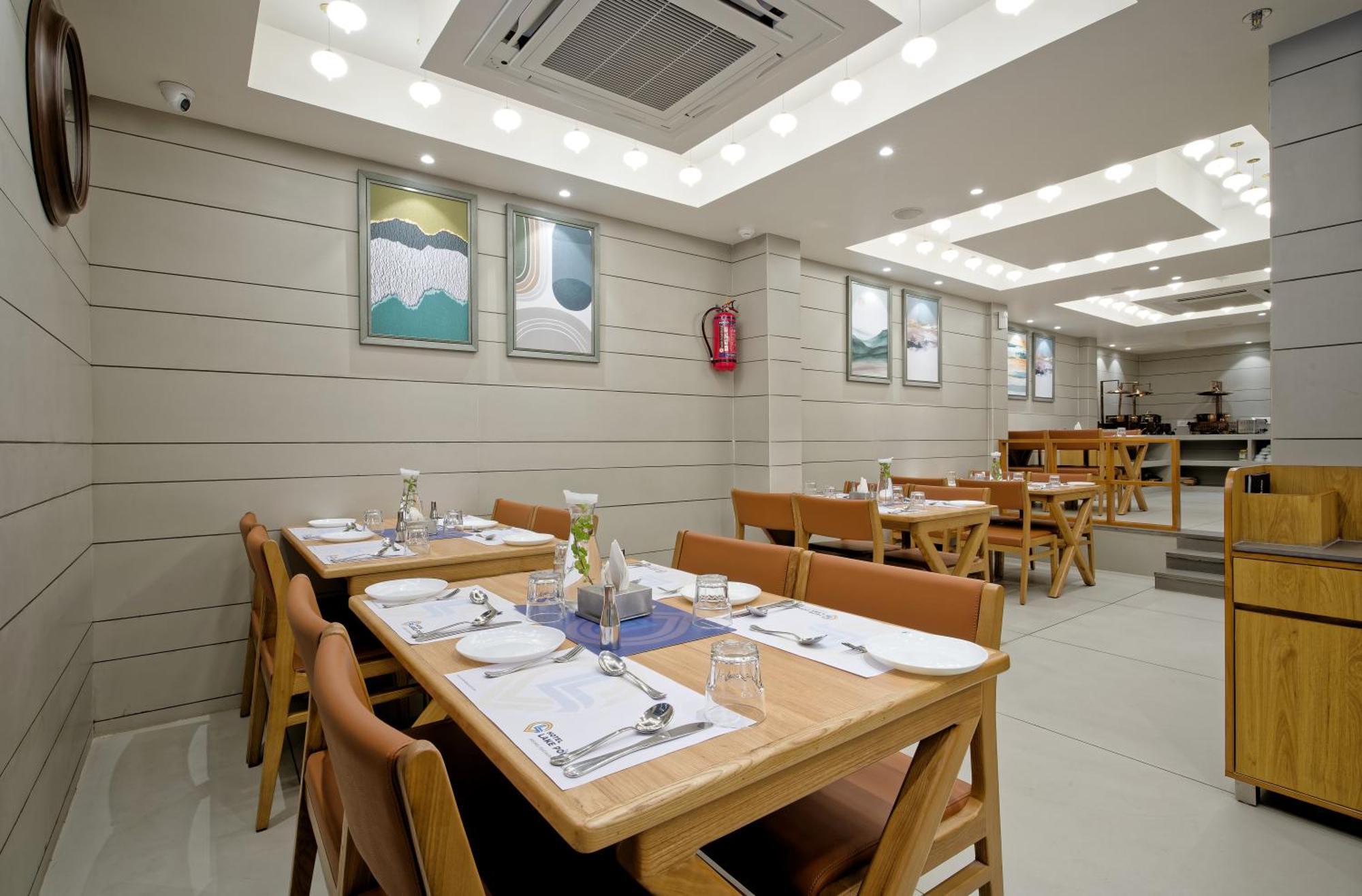 Hotel Lake Point 아흐메다바드 외부 사진