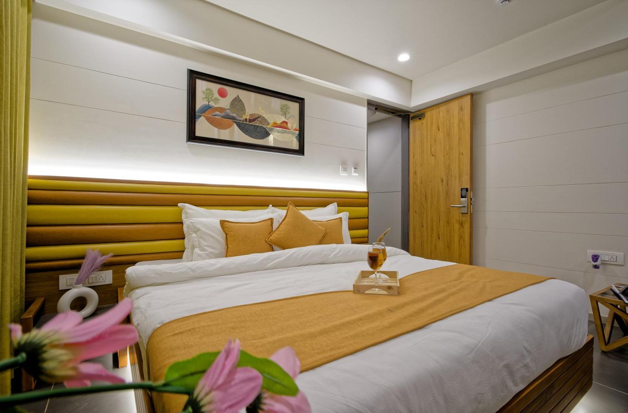 Hotel Lake Point 아흐메다바드 외부 사진