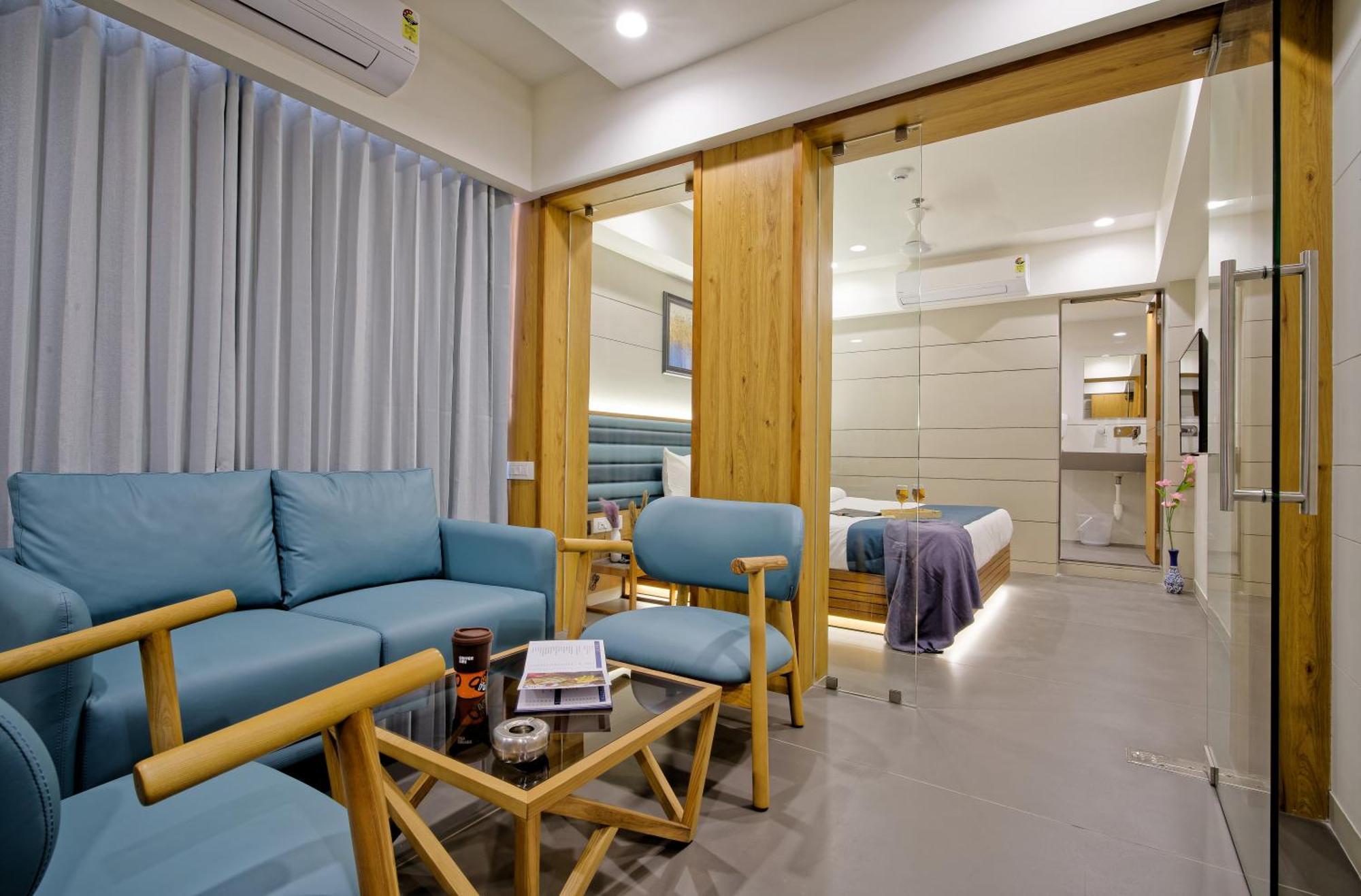 Hotel Lake Point 아흐메다바드 외부 사진