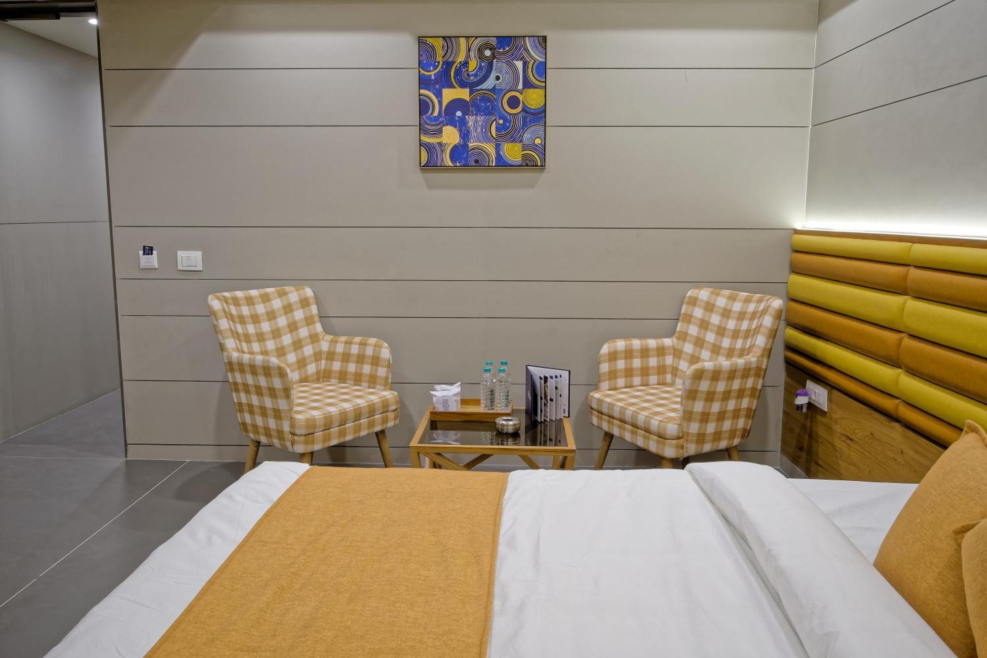 Hotel Lake Point 아흐메다바드 외부 사진