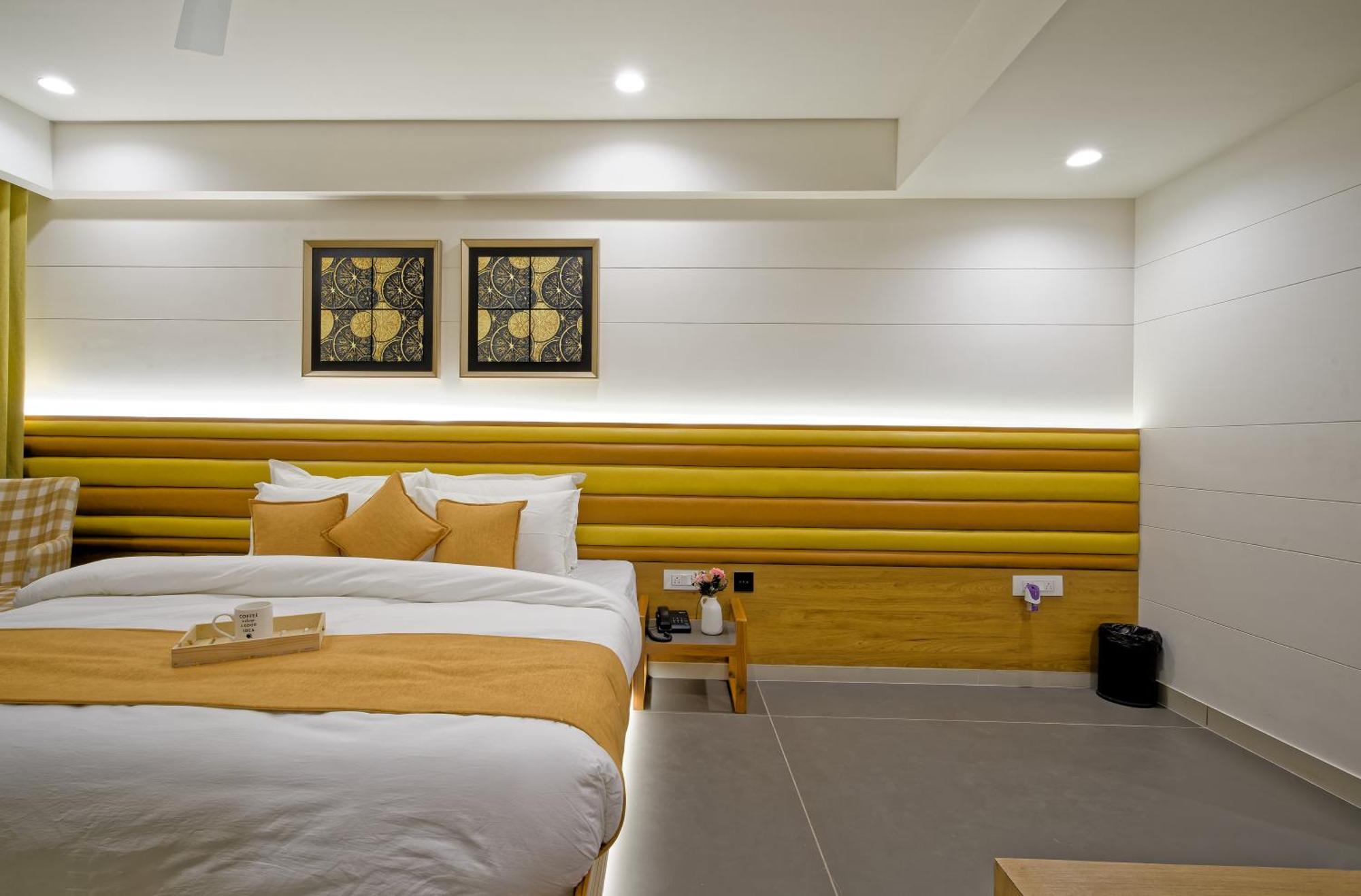 Hotel Lake Point 아흐메다바드 외부 사진