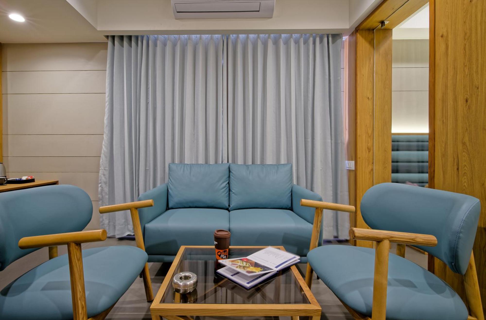 Hotel Lake Point 아흐메다바드 외부 사진