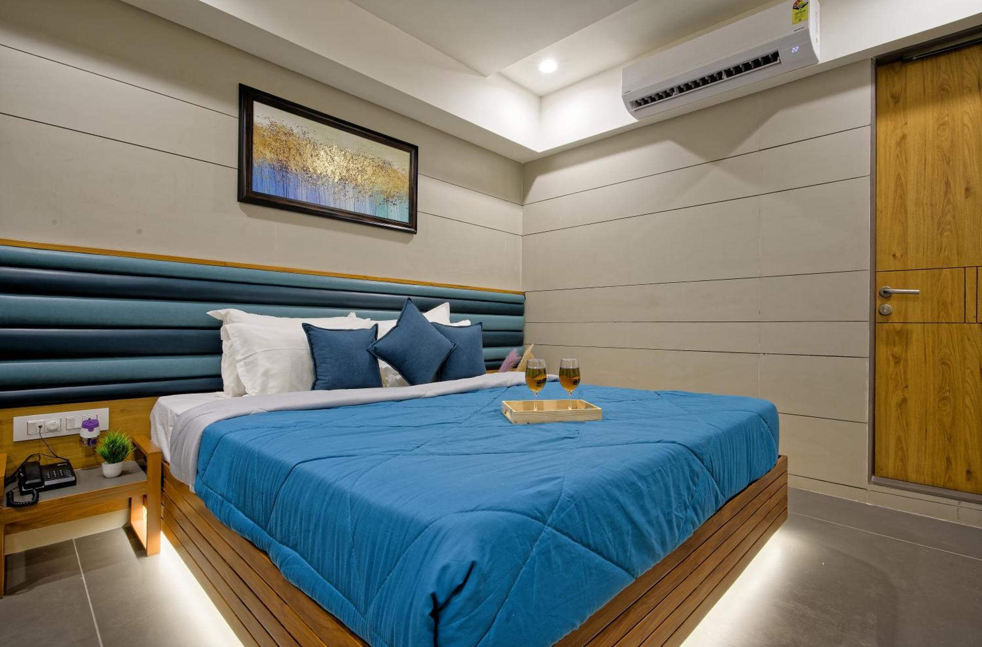 Hotel Lake Point 아흐메다바드 외부 사진