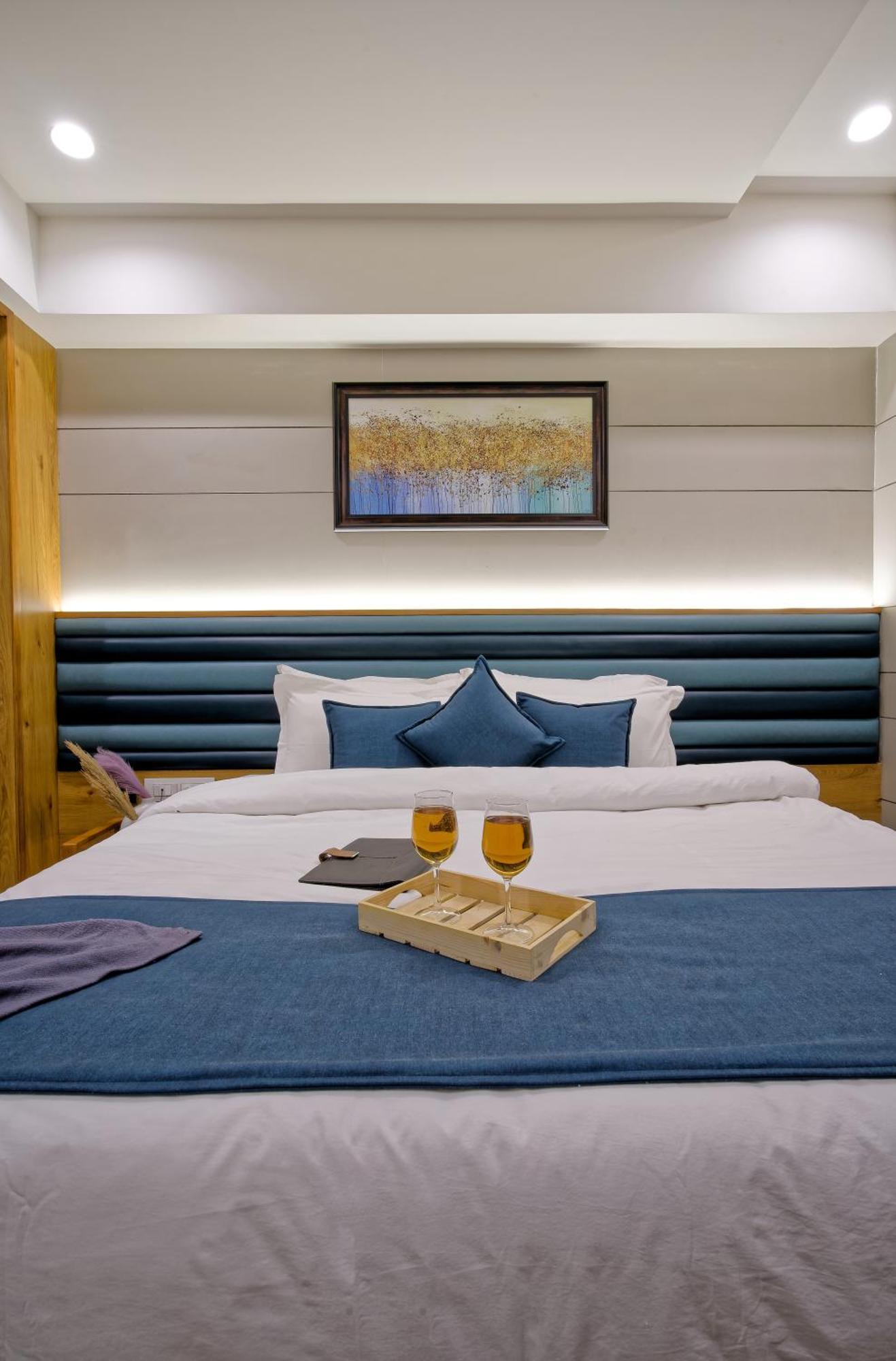 Hotel Lake Point 아흐메다바드 외부 사진