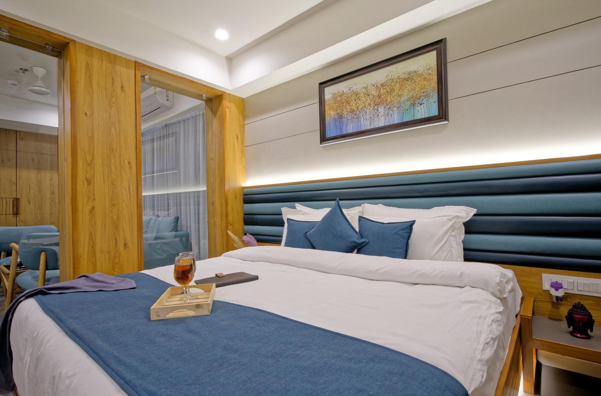 Hotel Lake Point 아흐메다바드 외부 사진