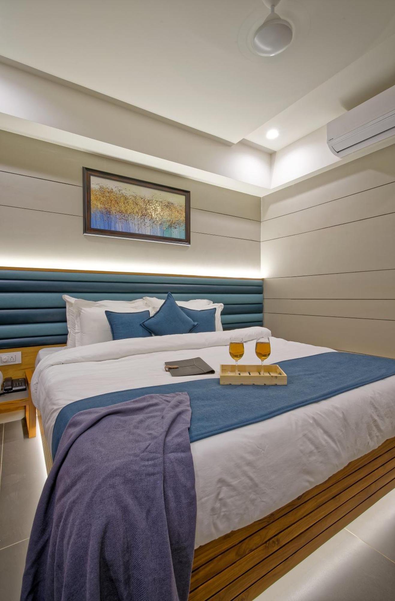 Hotel Lake Point 아흐메다바드 외부 사진